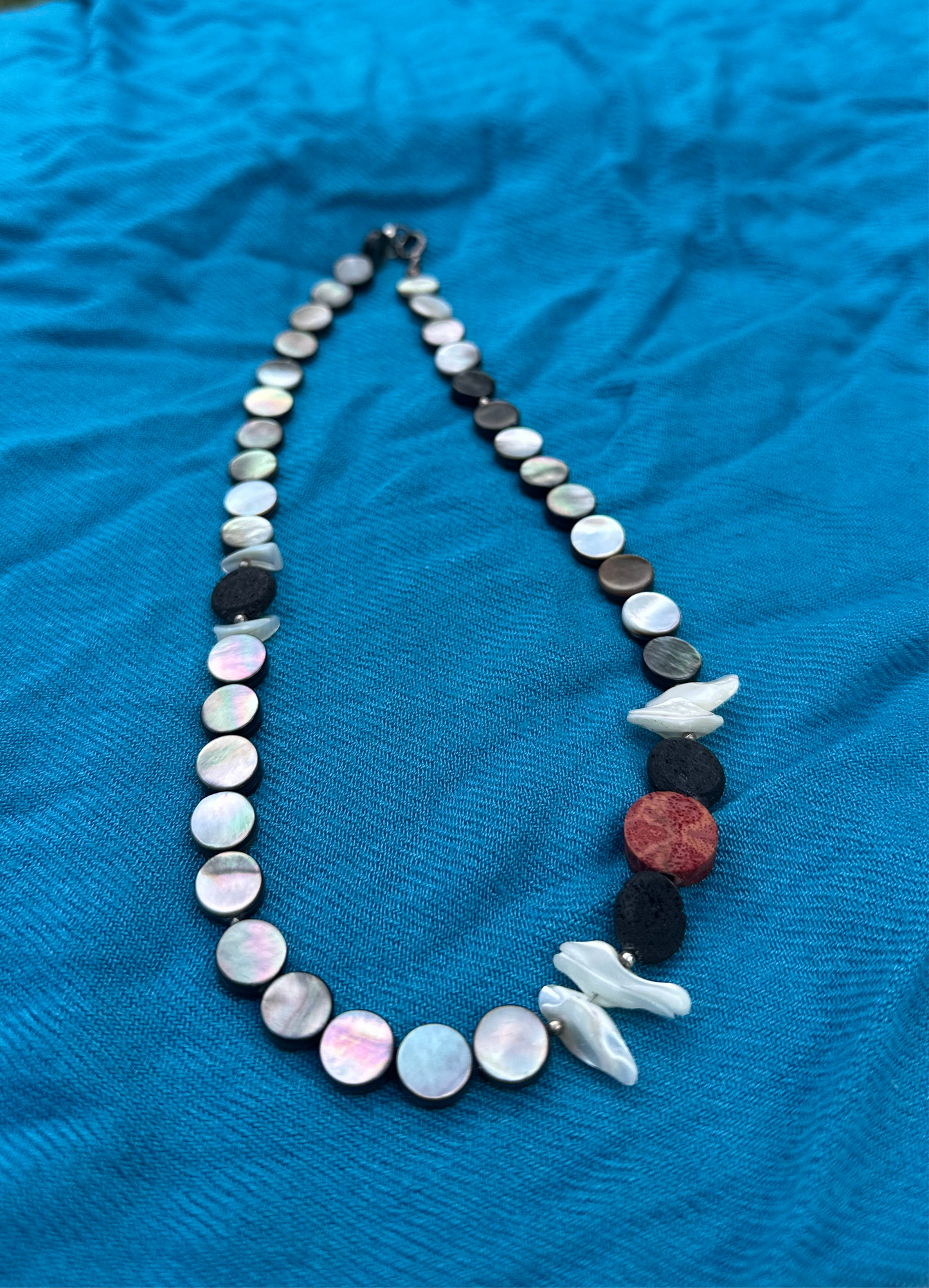 Perlmuttkette "Aphrodite" Unikat mit Lava und Schaumkoralle
