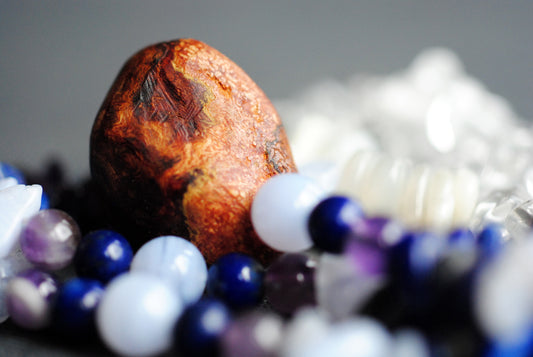 Im Fluss ✧ Baumperlen-Kette lang ✧ Chalcedon, Mondstein, Amethyst, Lapislazuli, Bergkristall ✧ Unikat