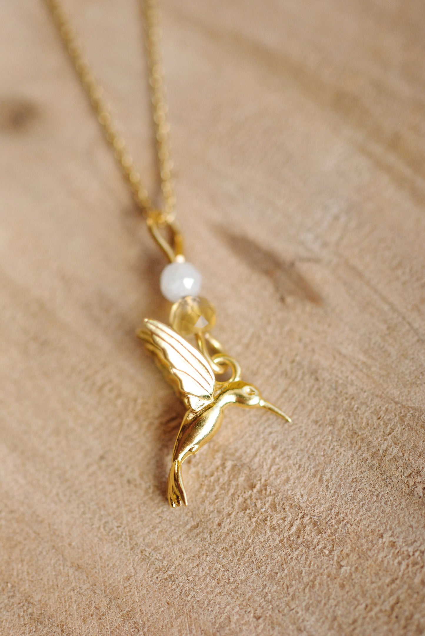 24K vergoldeter Anhänger "Kolibri" mit Mondstein und Citrin, optional mit Kette
