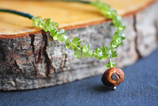 Leichtigkeit ✧ Baumperlen-Kinderkette ✧ Peridot ✧ Unikat