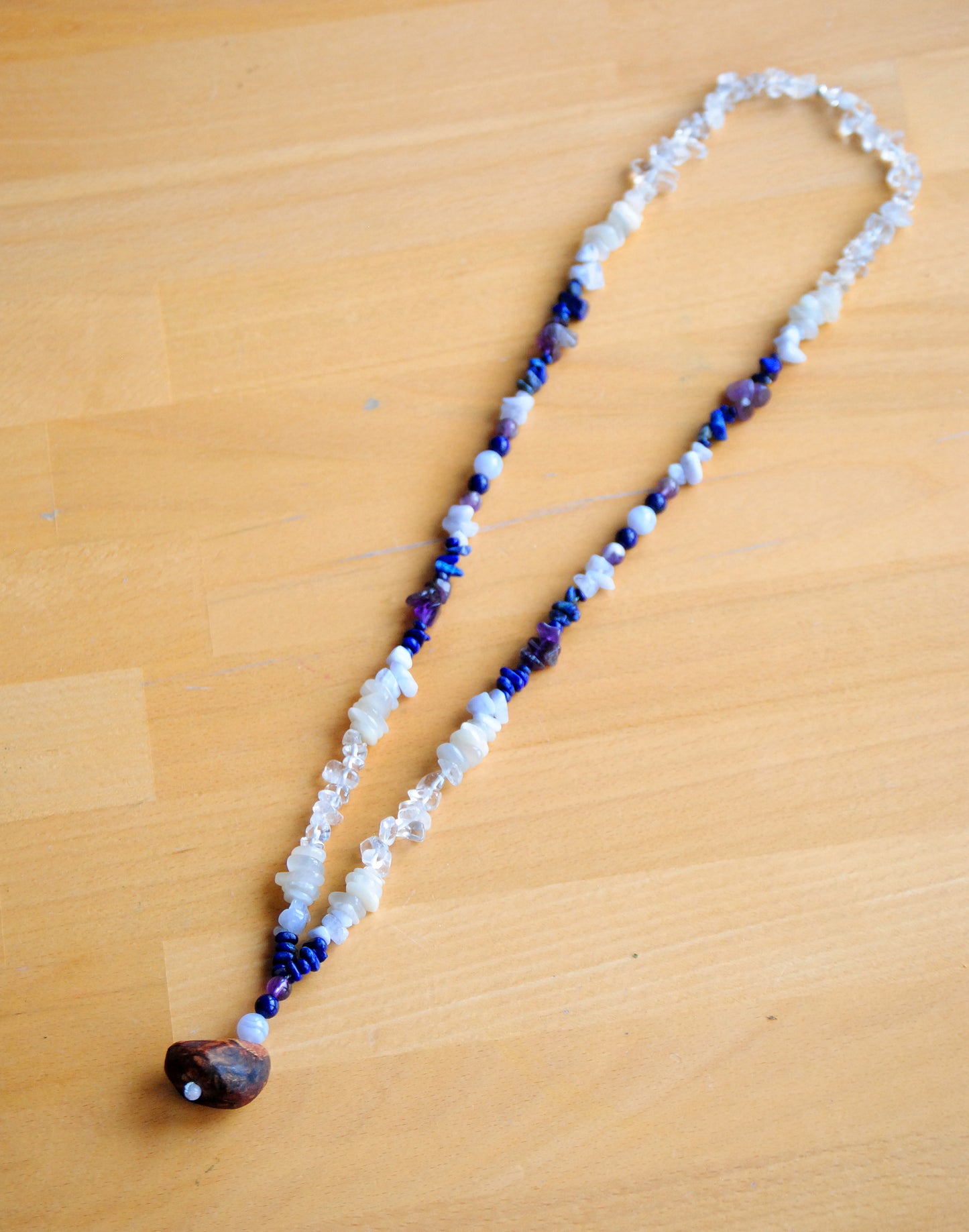 Im Fluss ✧ Baumperlen-Kette lang ✧ Chalcedon, Mondstein, Amethyst, Lapislazuli, Bergkristall ✧ Unikat
