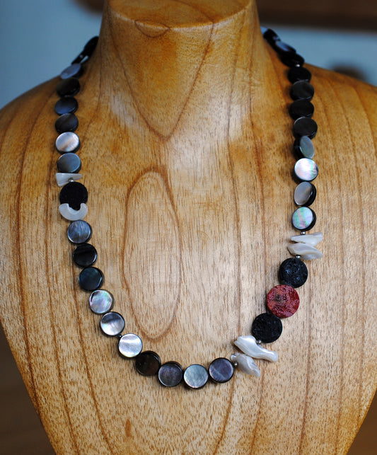 Perlmuttkette "Aphrodite" Unikat mit Lava und Schaumkoralle