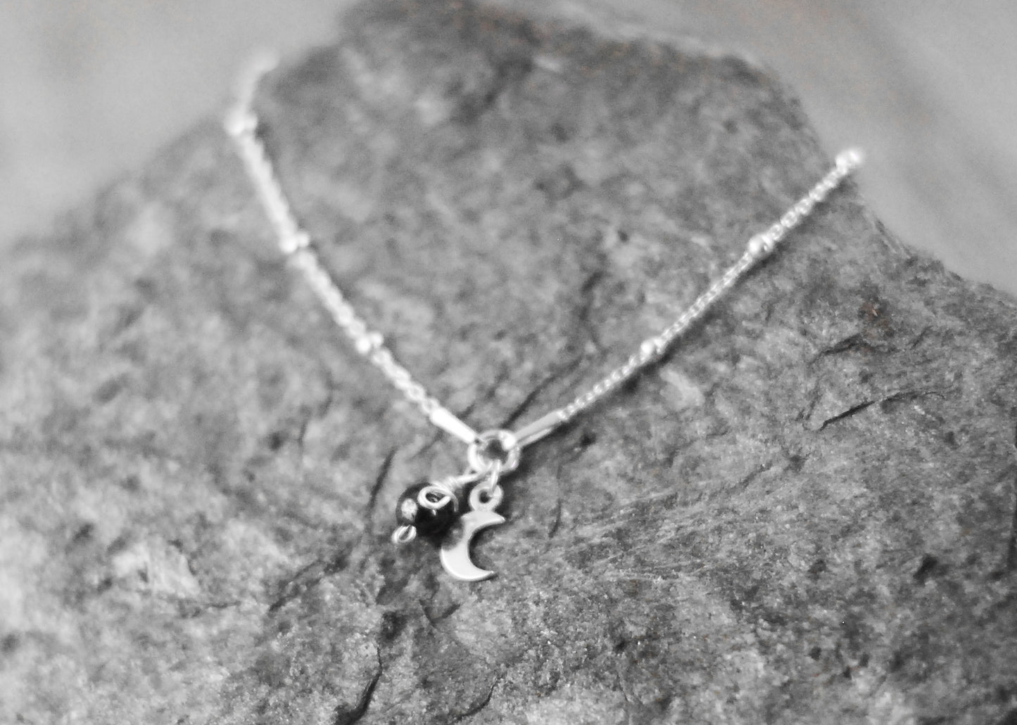 Schlichtes 925er Armkettchen "Mondnacht" mit Hämatitperle