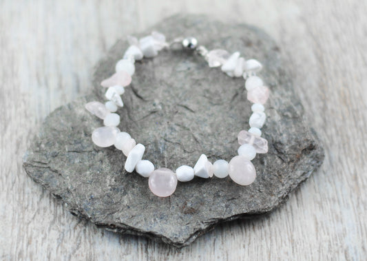 Rosenzauber / UNIKAT-Armband mit Rosenquarz und Howlith