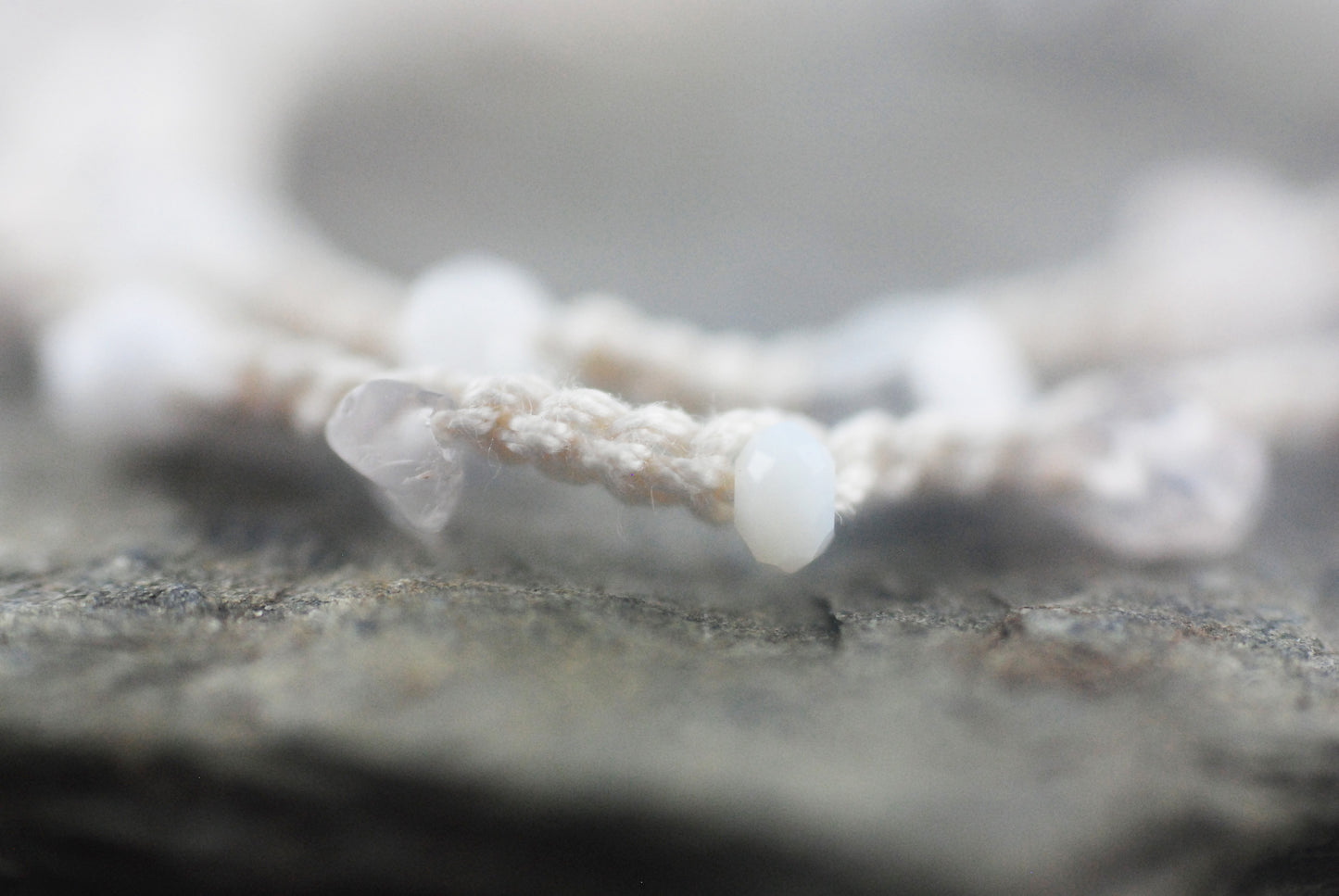 Rosenhauch / UNIKAT-Armband mit Rosenquarz Edelstein Baumwolle