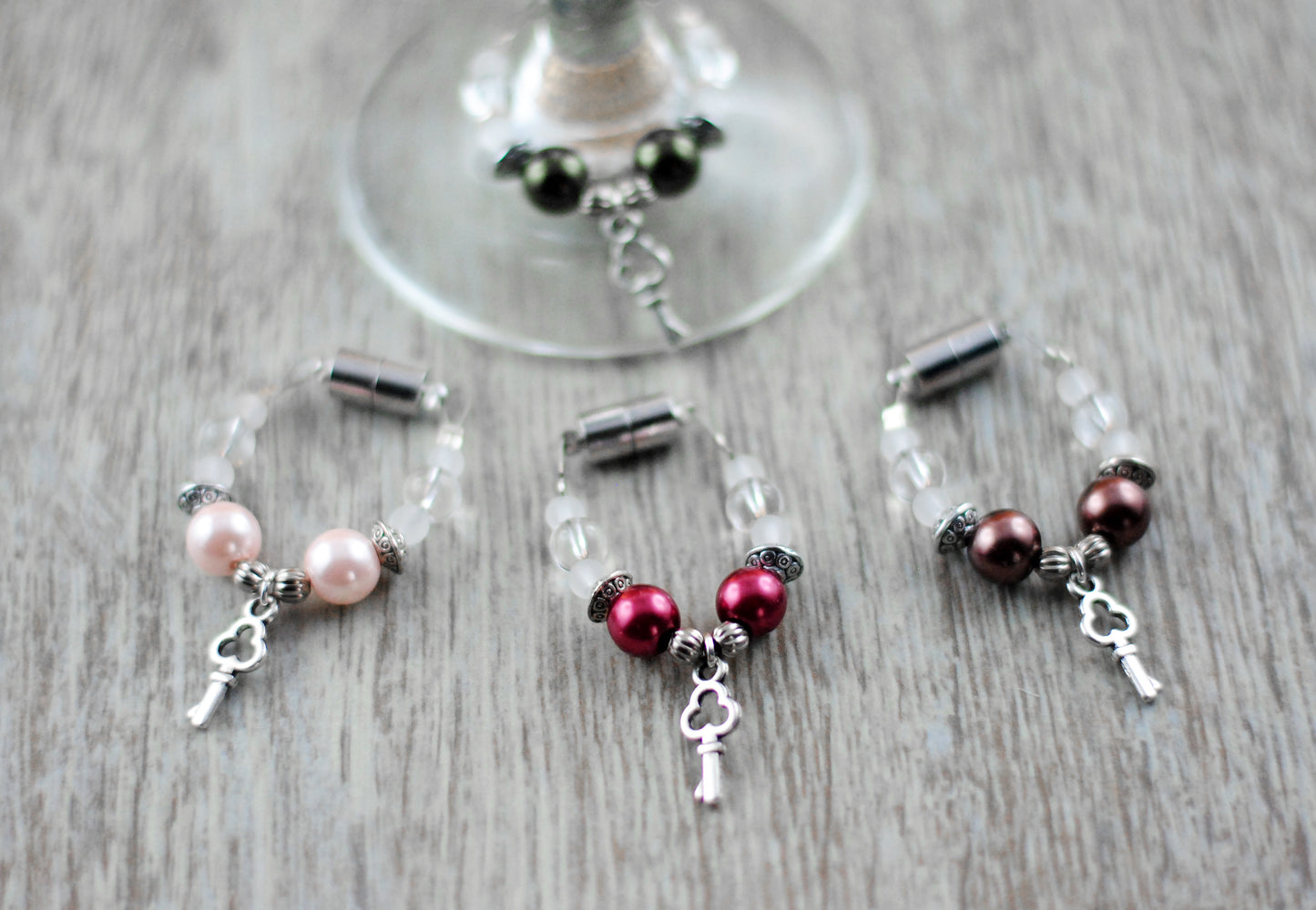 4er Set Schmuckes Glas / Sektglasmarkierer / Weinglasmarkierer / Glasmarker rot, rosé, schoko, oliv