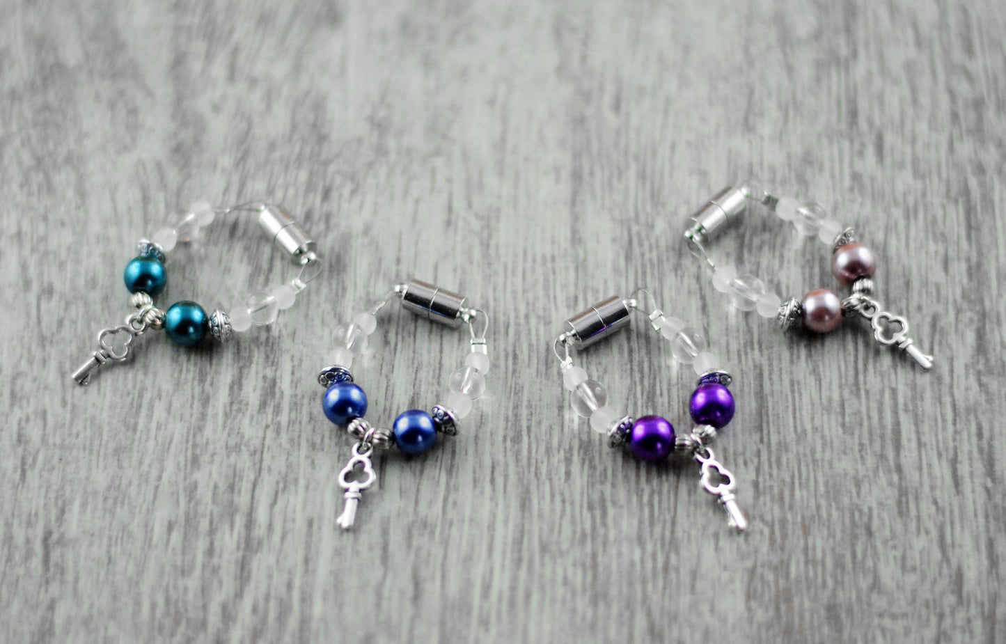 4er Set Schmuckes Glas / Sektglasmarkierer / Weinglasmarkierer / Glasmarker blau, lila, altrosé, petrolgrün