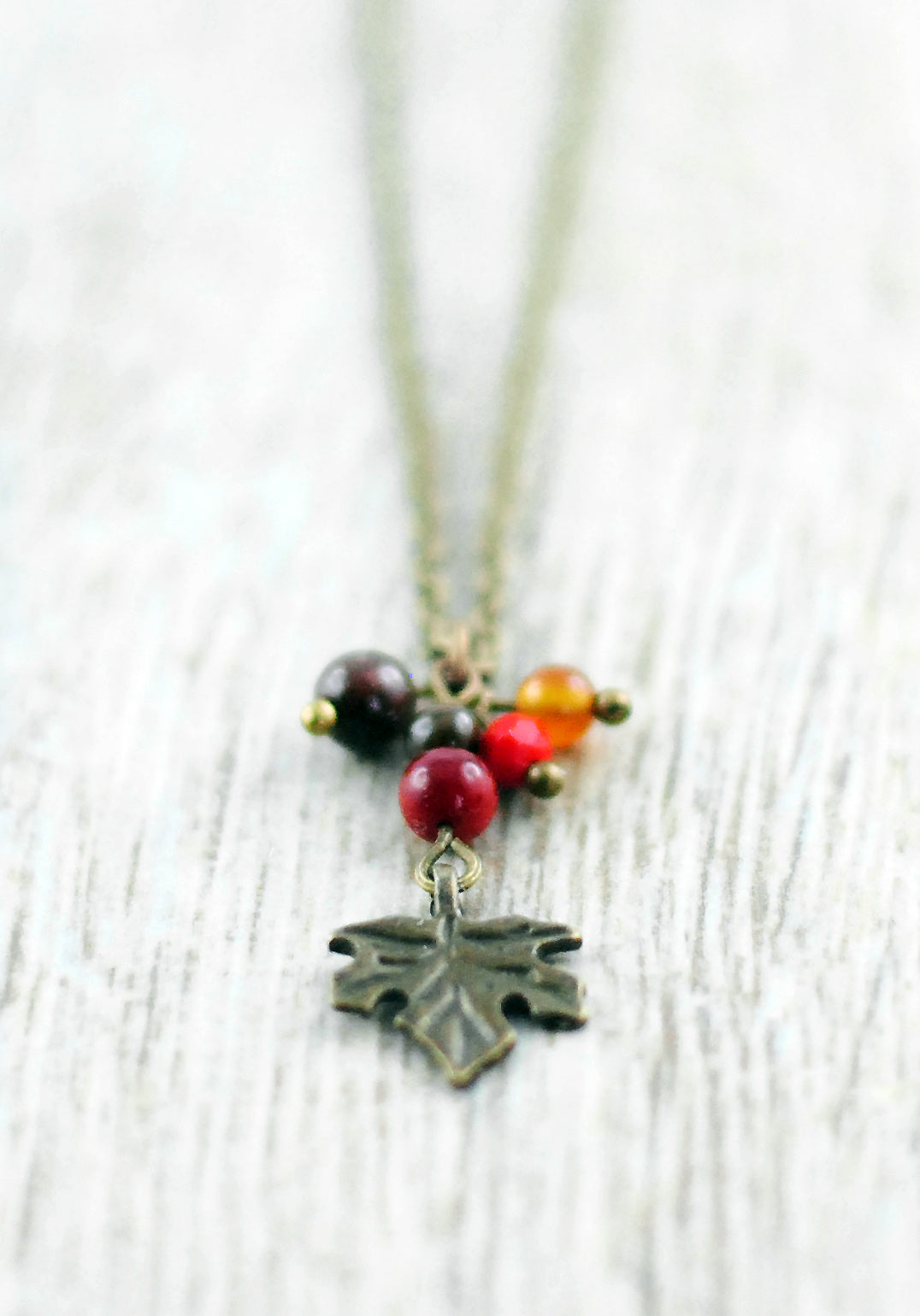 Kette "Ahornblatt" mit Koralle, Granat, Bernstein und Karneol