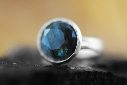 Labradorit Ring facettiert und versilbert