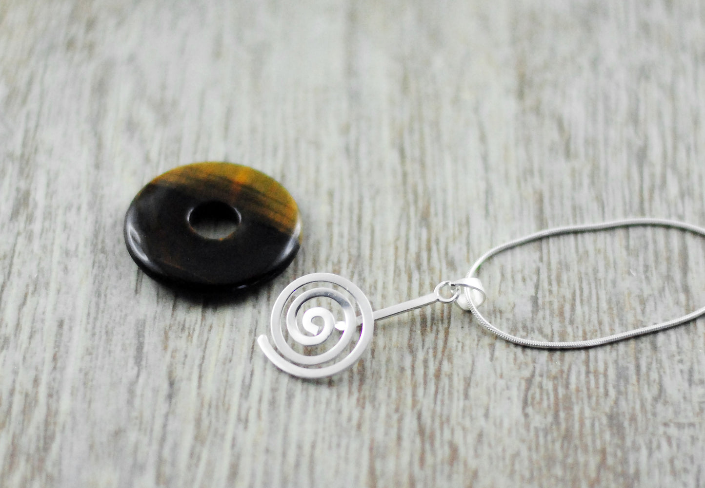 Wechsel-Amulett Spirale mit Tigerauge (Stein auswechselbar), versilbert