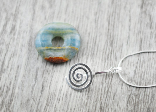 Wechsel-Amulett Spirale mit Aragonit (Stein auswechselbar), versilbert