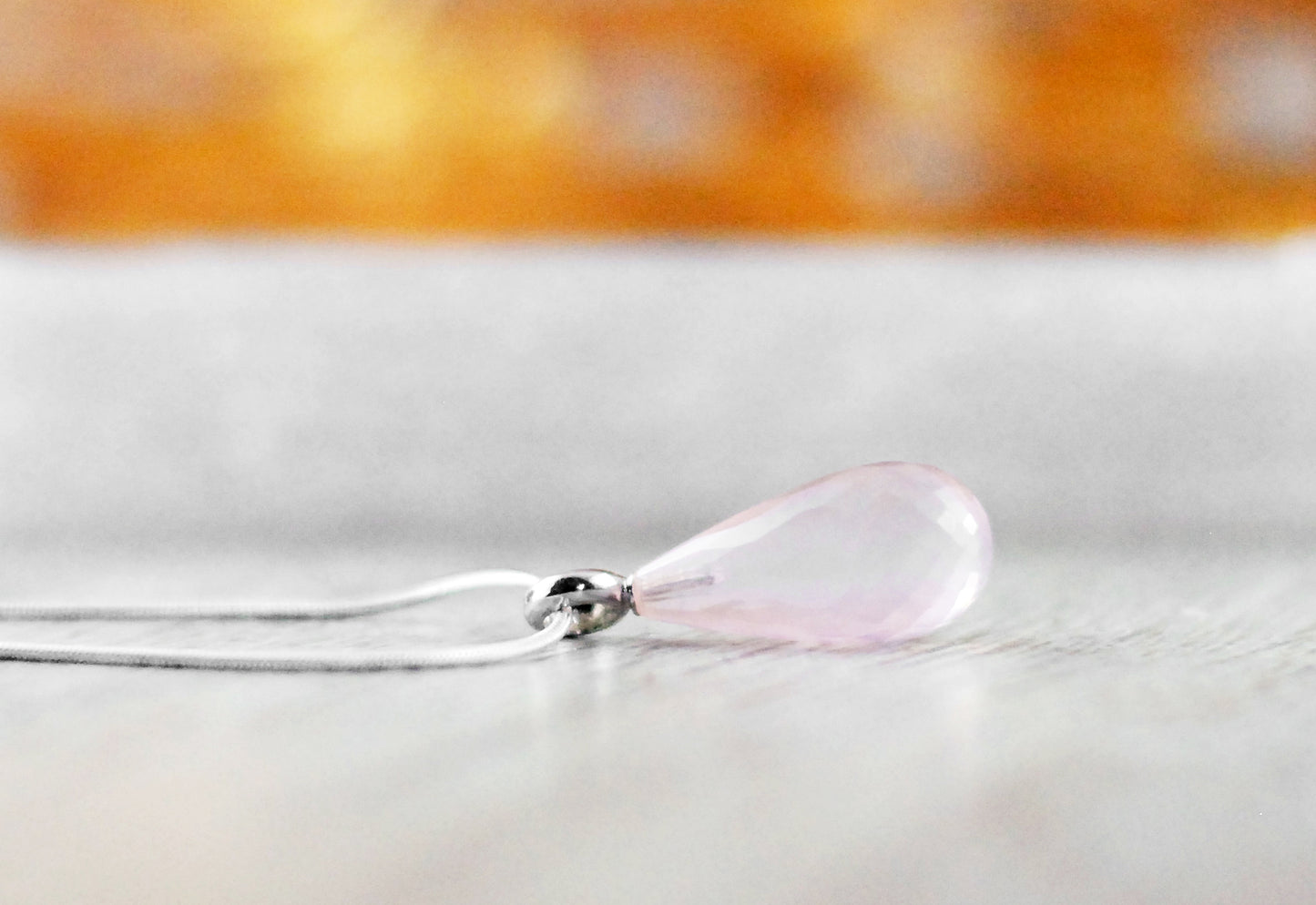Wunderschön facettierter Rosenquarz-Tropfen/Briolette Anhänger, rhodiniert an 925er Silber Schlangenkette