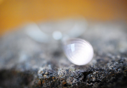 Wunderschön facettierter Rosenquarz-Tropfen/Briolette Anhänger, rhodiniert an 925er Silber Schlangenkette