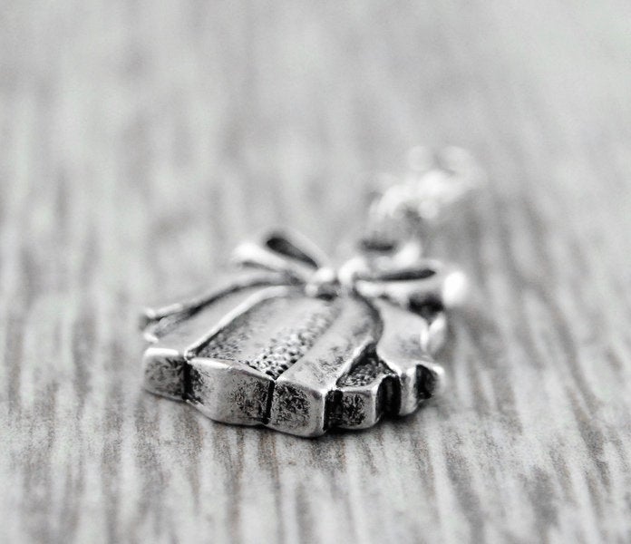 Charm "Geschenk"