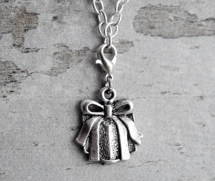 Charm "Geschenk"