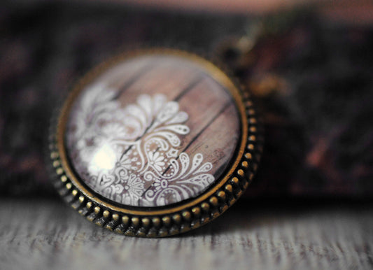 Amulett "Spitzenkleid"