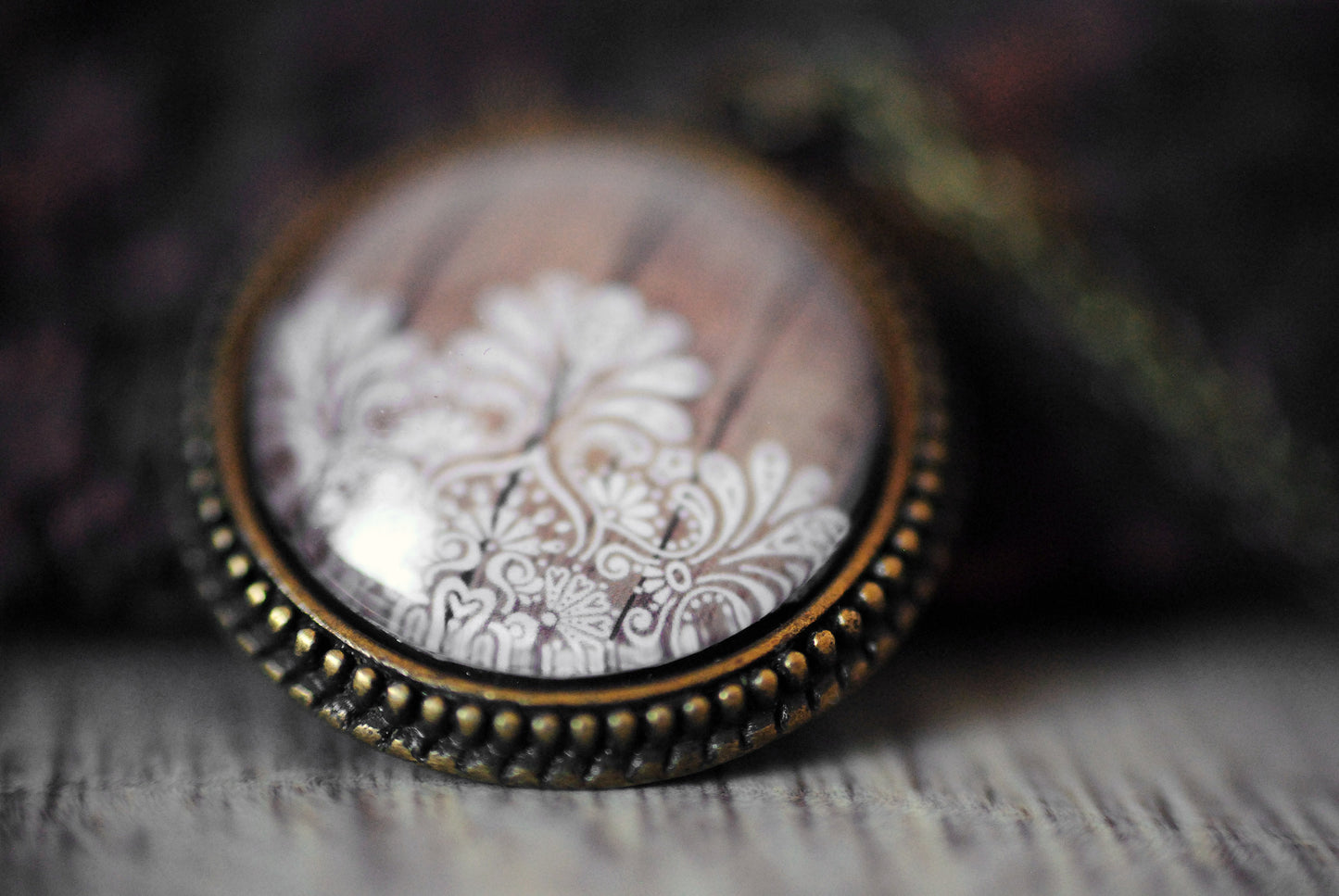 Amulett "Spitzenkleid"