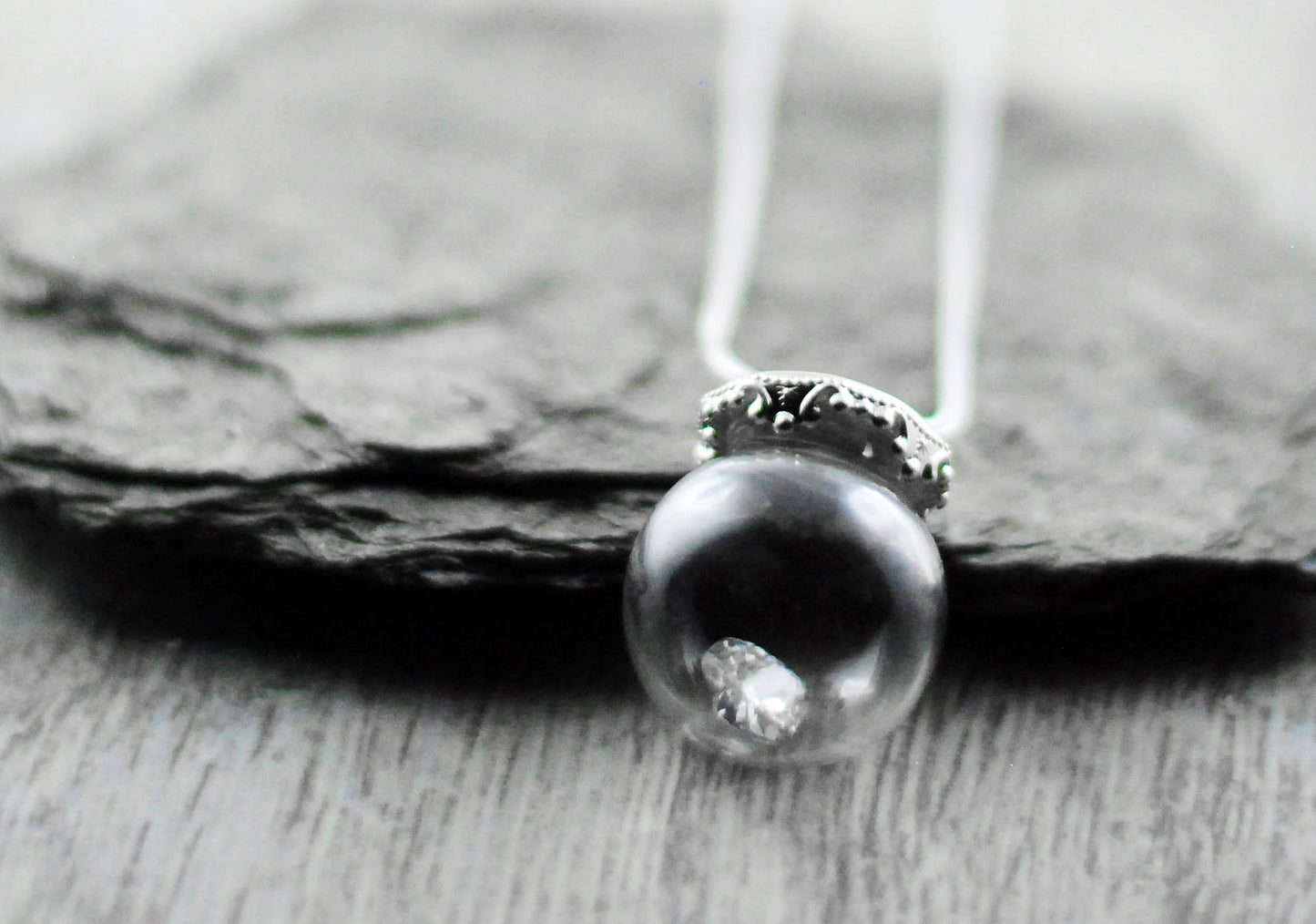 Glaskugel-Kette mit Kristallherz