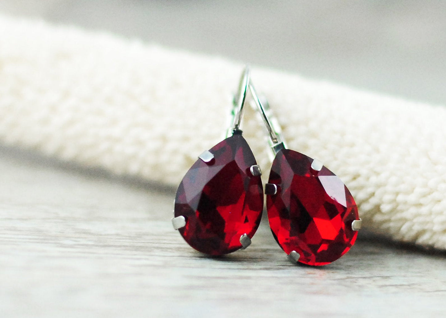 Kristall-Tropfen-Ohrhänger "Rubinrot"