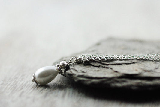 Kette mit cremefarbenem Tropfen