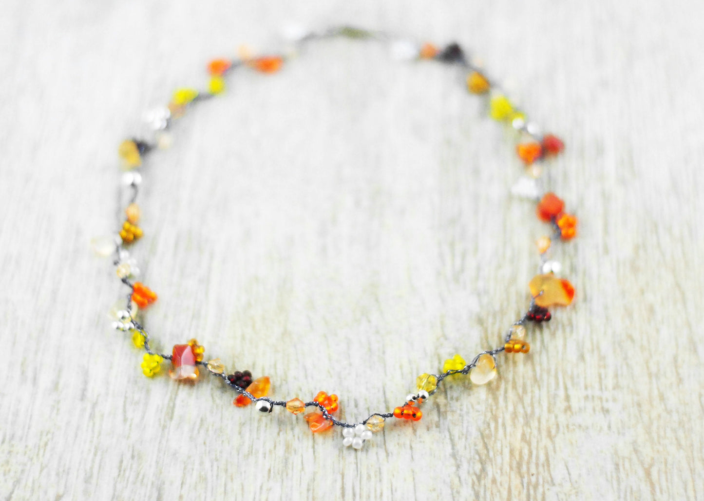 Schlichte Kette mit Karneol-Steinchen