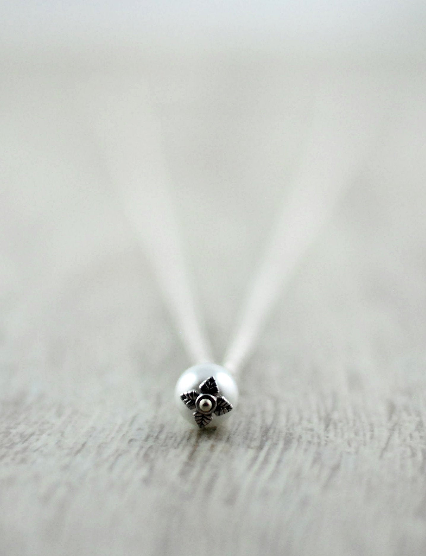 Kette mit cremefarbenem Tropfen