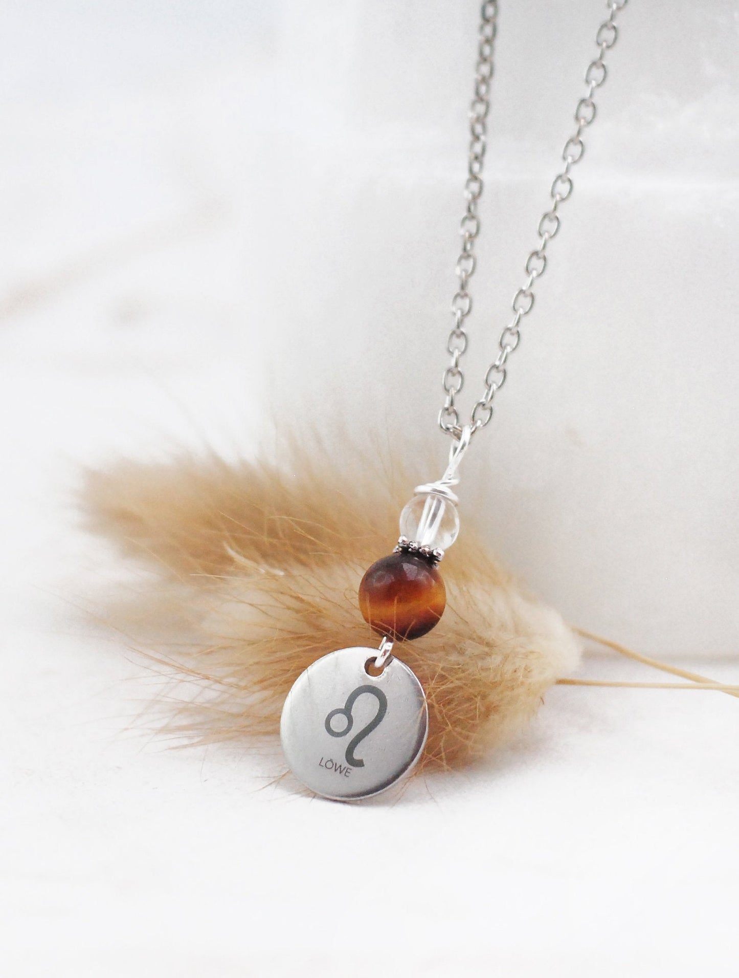 Sternzeichen Amulett Löwe mit Tigerauge und Bergkristall - Edelstahl, lasergraviert