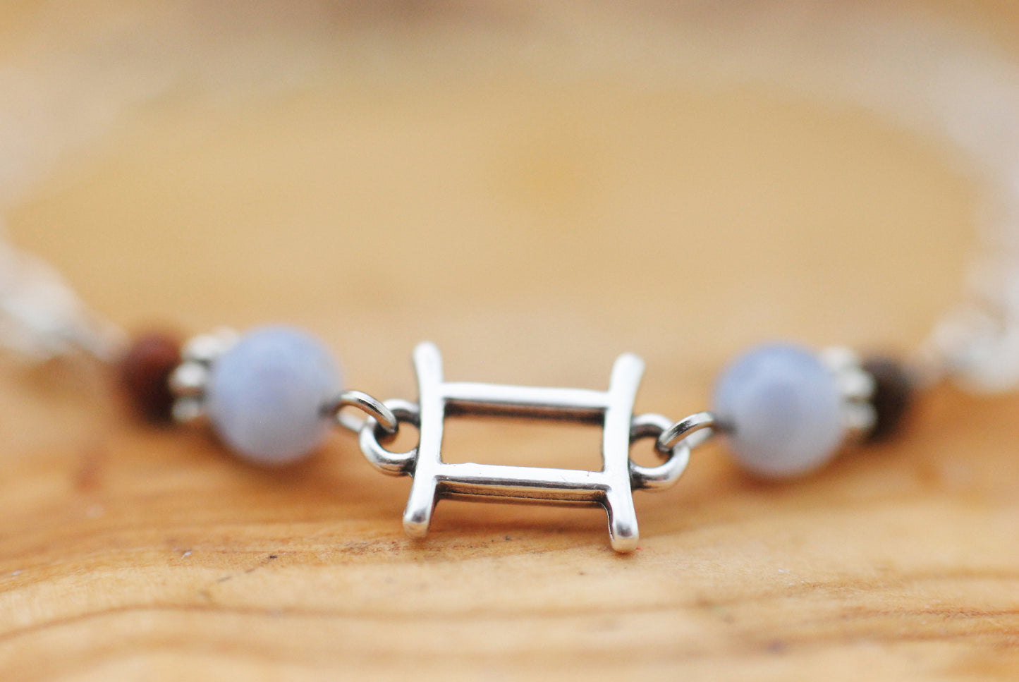 Armschmuck Zwillinge versilbert mit Chalcedon und Tigerauge - Sternzeichen Schmuck