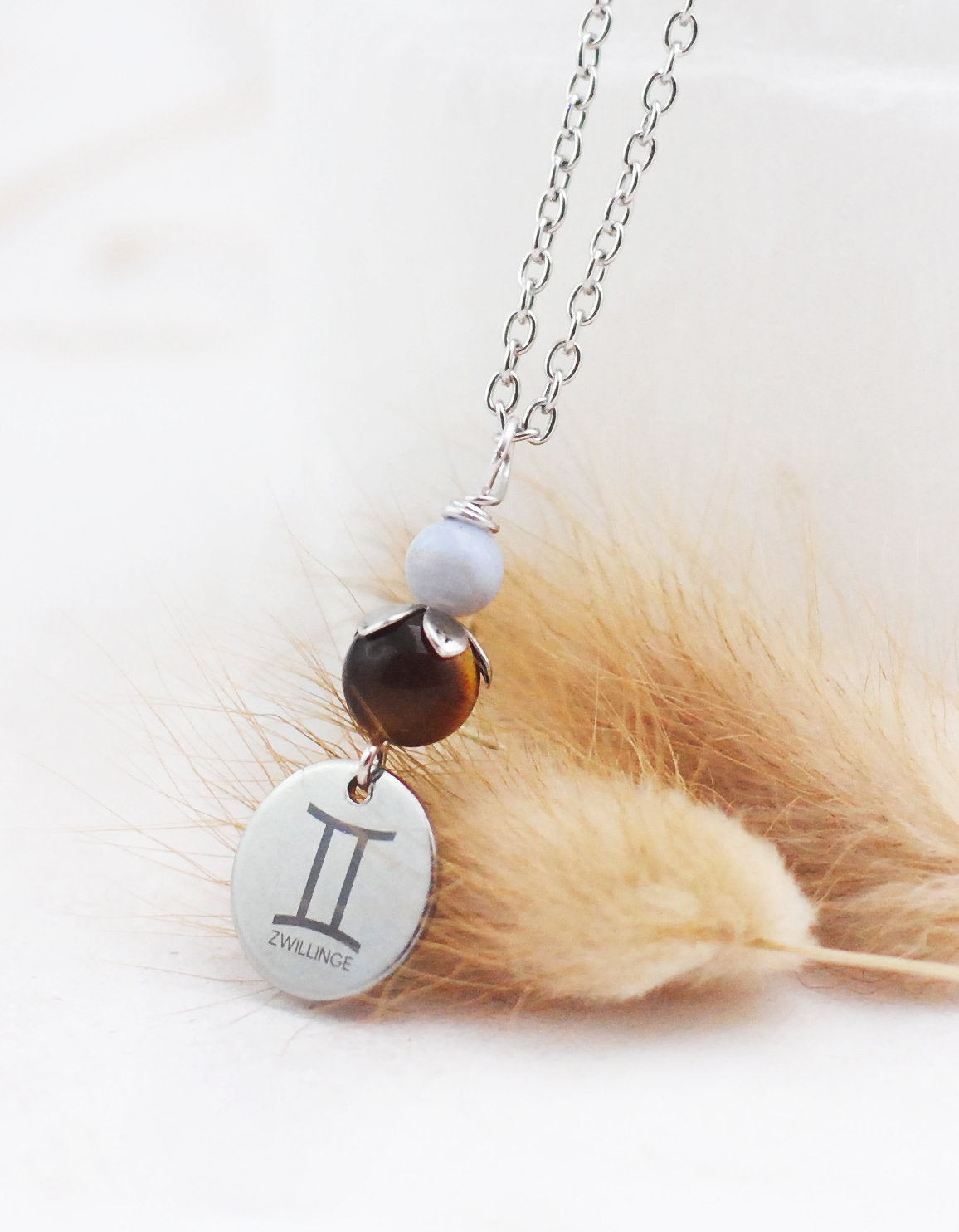 Sternzeichen Amulett Zwillinge mit Tigerauge und Chalcedon - Edelstahl, lasergraviert