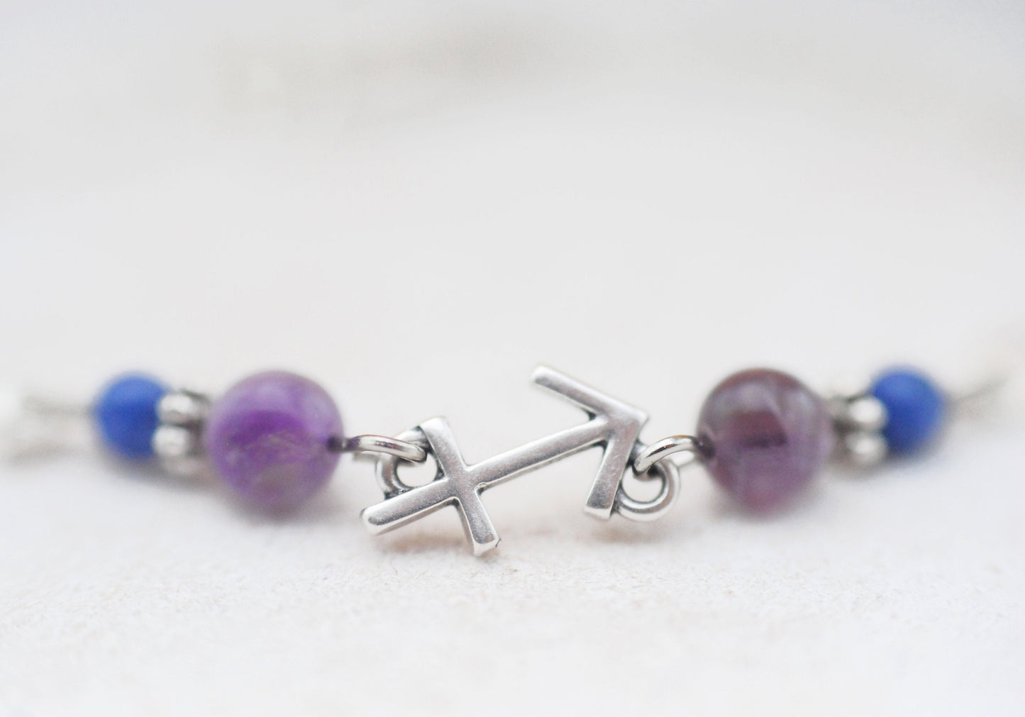 Armschmuck Schütze versilbert mit Sodalith und Amethyst - Sternzeichen Schmuck