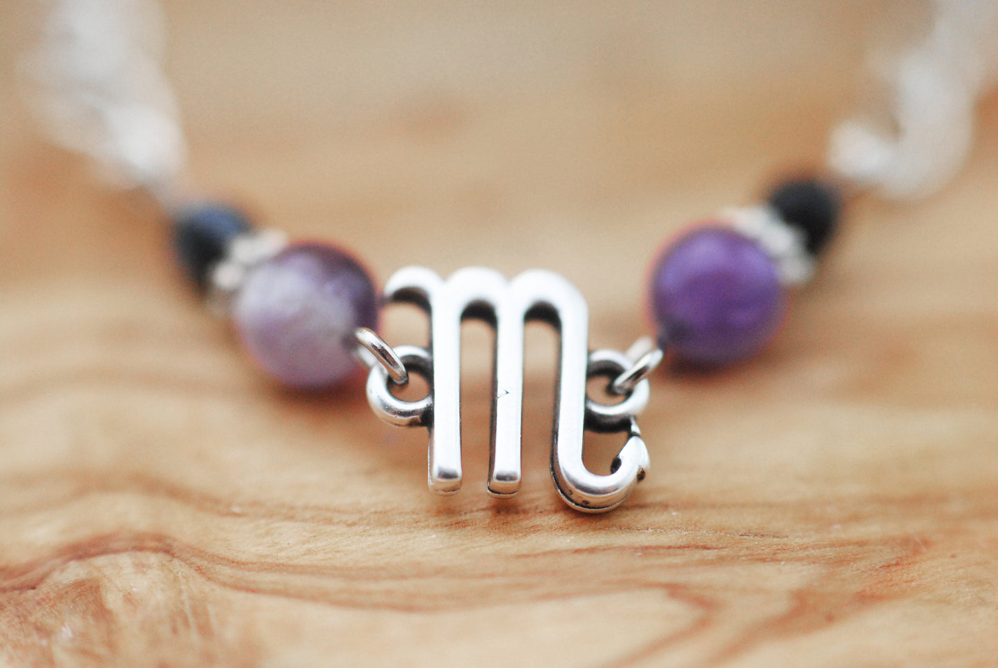 Armschmuck Skorpion versilbert mit Obsidian und Amethyst - Sternzeichen Schmuck