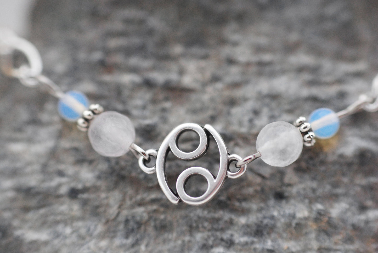 Armschmuck Krebs versilbert mit Rosenquarz und Mondstein - Sternzeichen Schmuck