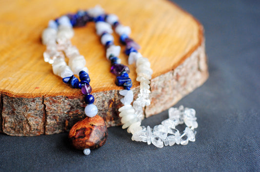 Im Fluss ✧ Baumperlen-Kette lang ✧ Chalcedon, Mondstein, Amethyst, Lapislazuli, Bergkristall ✧ Unikat