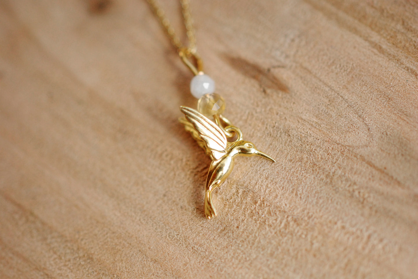 24K vergoldeter Anhänger "Kolibri" mit Mondstein und Citrin, optional mit Kette