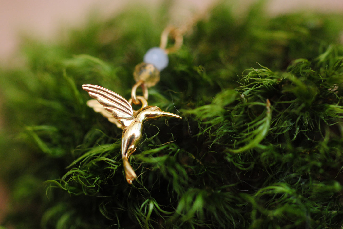 24K vergoldeter Anhänger "Kolibri" mit Mondstein und Citrin, optional mit Kette