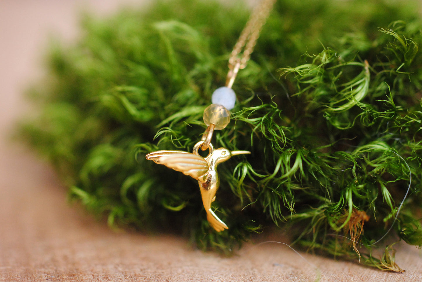 24K vergoldeter Anhänger "Kolibri" mit Mondstein und Citrin, optional mit Kette