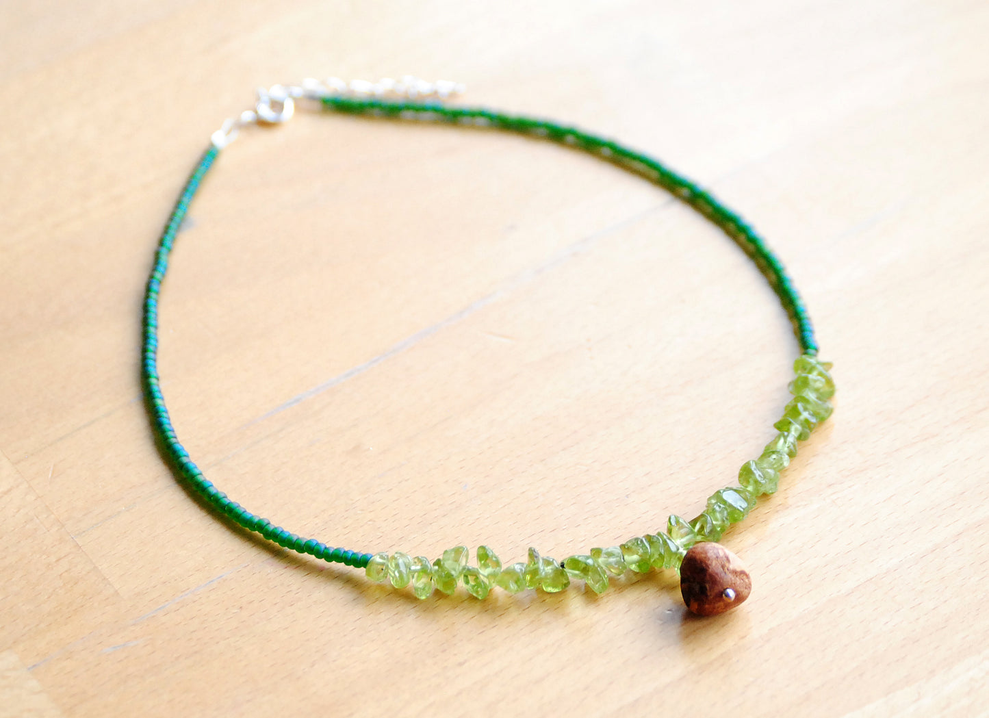 Leichtigkeit ✧ Baumperlen-Kinderkette ✧ Peridot ✧ Unikat