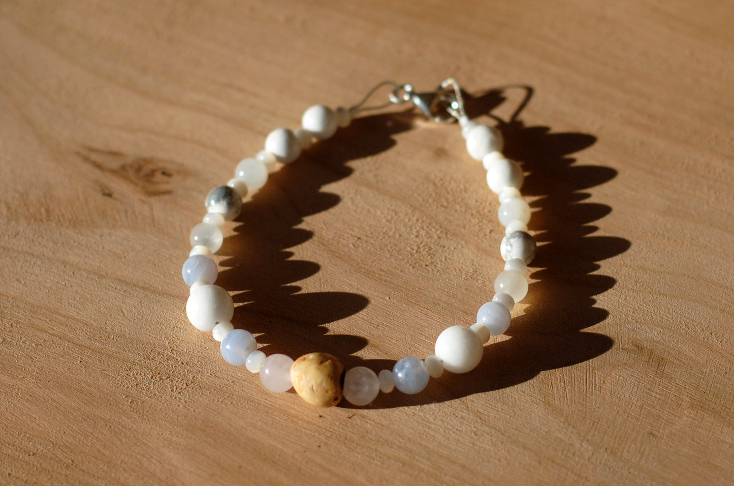 Sanftheit ✧ Baumperlen-Armband ✧ weiße Jade & Chalcedon ✧ Unikat