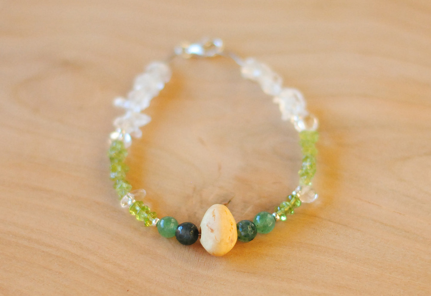Erholung ✧ Baumperlen-Armband ✧ Peridot & Bergkristall ✧ Unikat