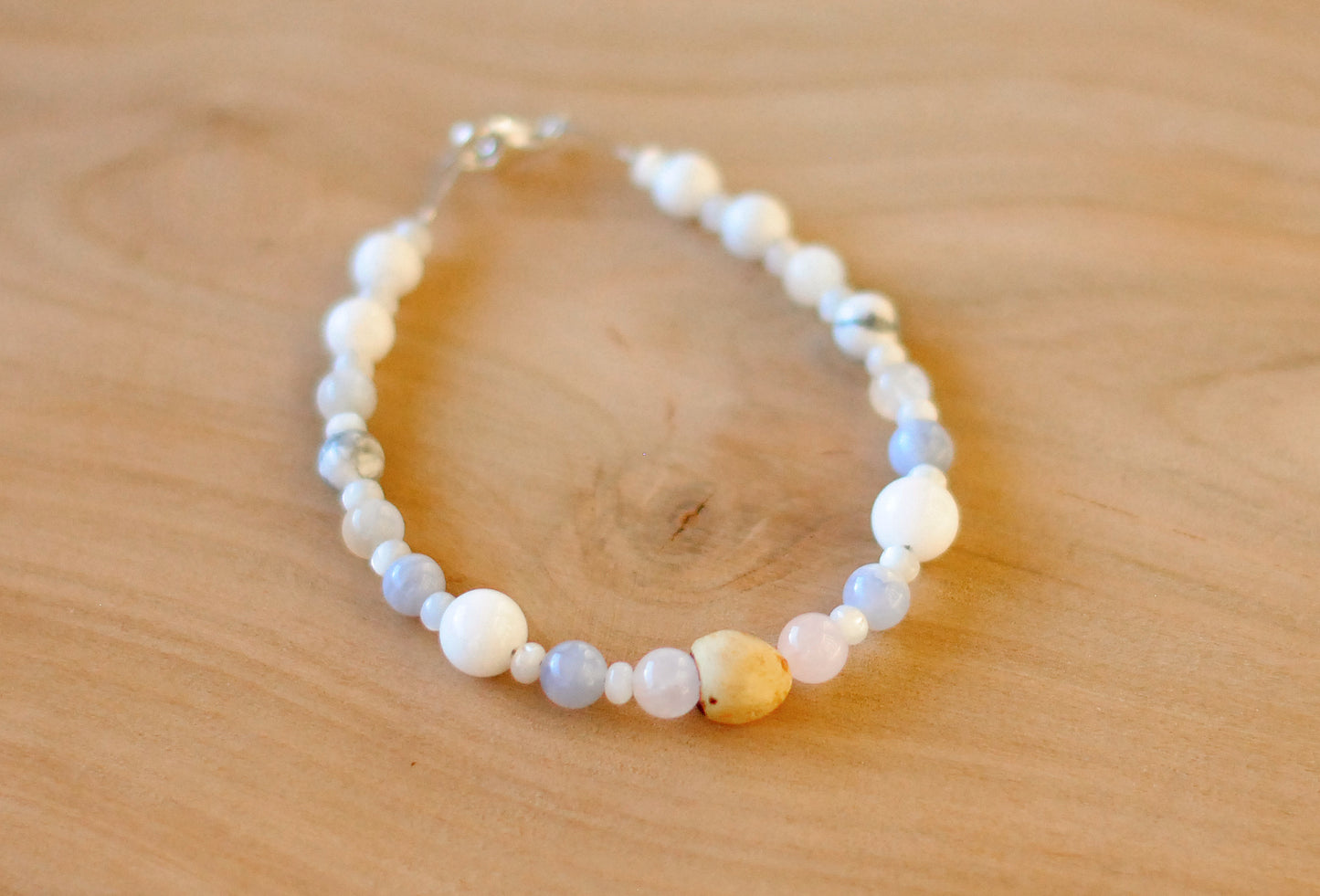 Sanftheit ✧ Baumperlen-Armband ✧ weiße Jade & Chalcedon ✧ Unikat