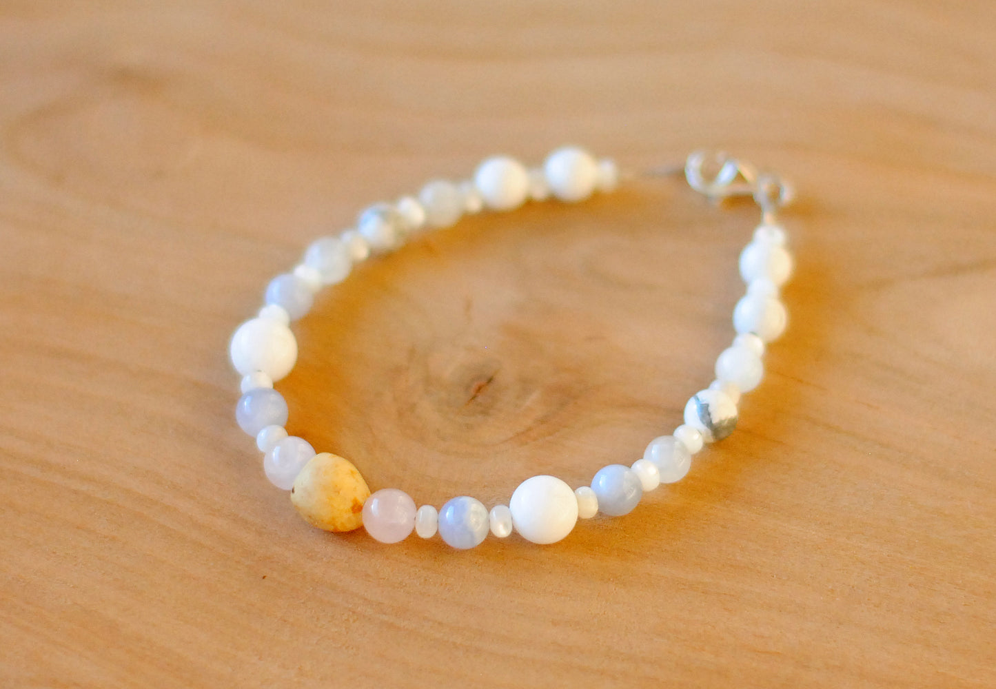 Sanftheit ✧ Baumperlen-Armband ✧ weiße Jade & Chalcedon ✧ Unikat