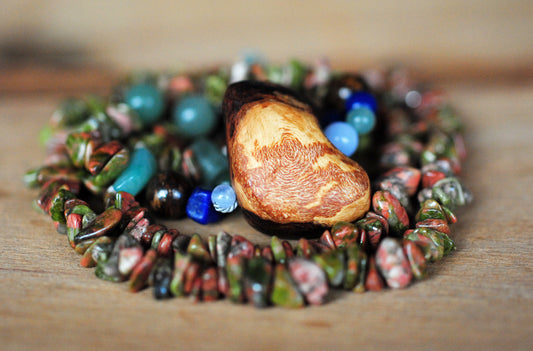 Geduld ✧ Baumperlen-Kette lang ✧ Unakit, Bronzit, Lapislazuli, Aventurin, Chalcedon ✧ Unikat