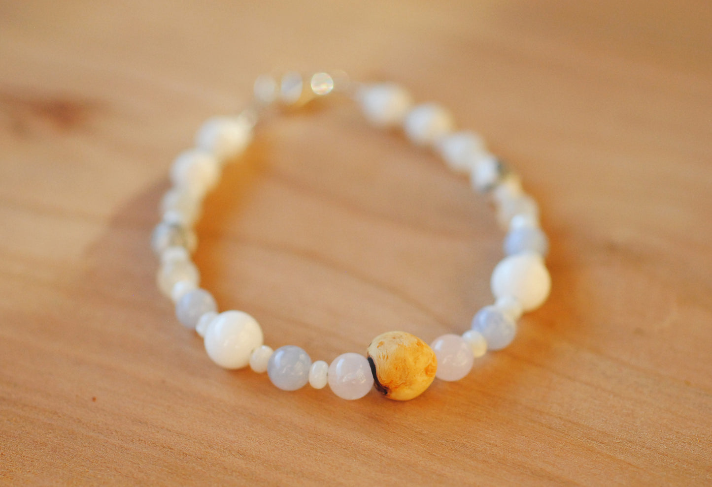 Sanftheit ✧ Baumperlen-Armband ✧ weiße Jade & Chalcedon ✧ Unikat