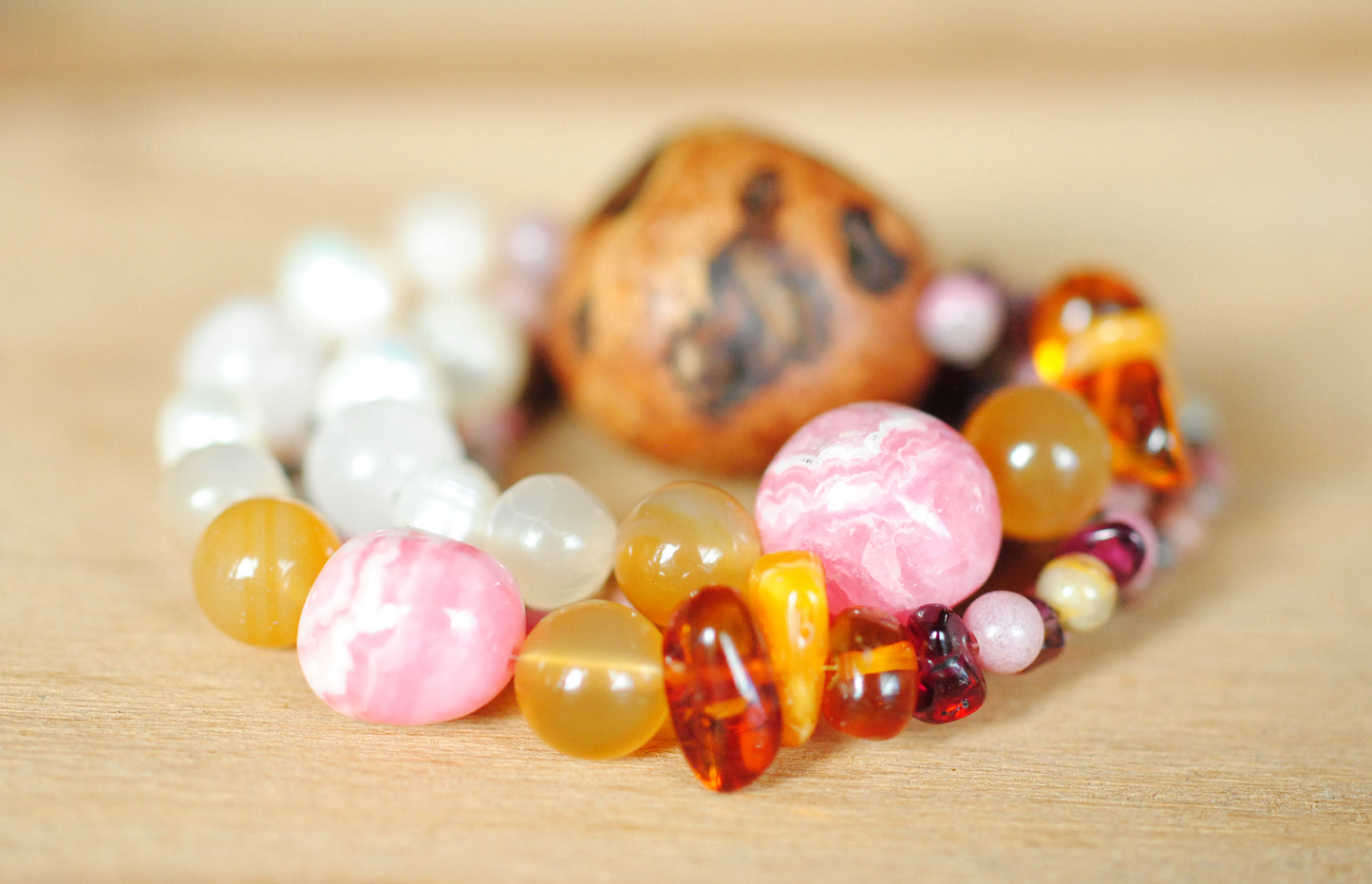 Weiblichkeit ✧ Baumperlen-Kette ✧ Rhodonit, Rhodochrosit, Rosenquarz, Mondstein u.w. ✧ Unikat