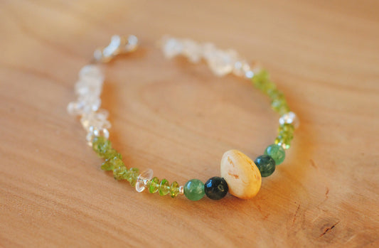 Erholung ✧ Baumperlen-Armband ✧ Peridot & Bergkristall ✧ Unikat