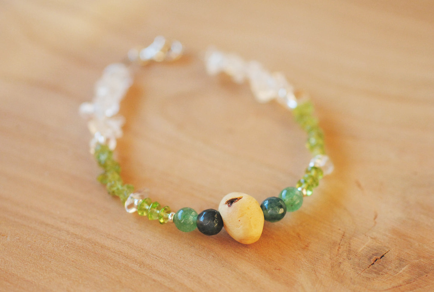 Erholung ✧ Baumperlen-Armband ✧ Peridot & Bergkristall ✧ Unikat
