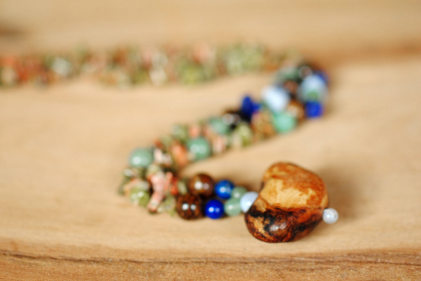 Geduld ✧ Baumperlen-Kette lang ✧ Unakit, Bronzit, Lapislazuli, Aventurin, Chalcedon ✧ Unikat