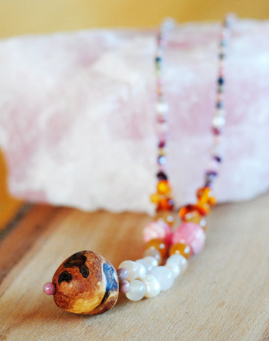 Weiblichkeit ✧ Baumperlen-Kette ✧ Rhodonit, Rhodochrosit, Rosenquarz, Mondstein u.w. ✧ Unikat