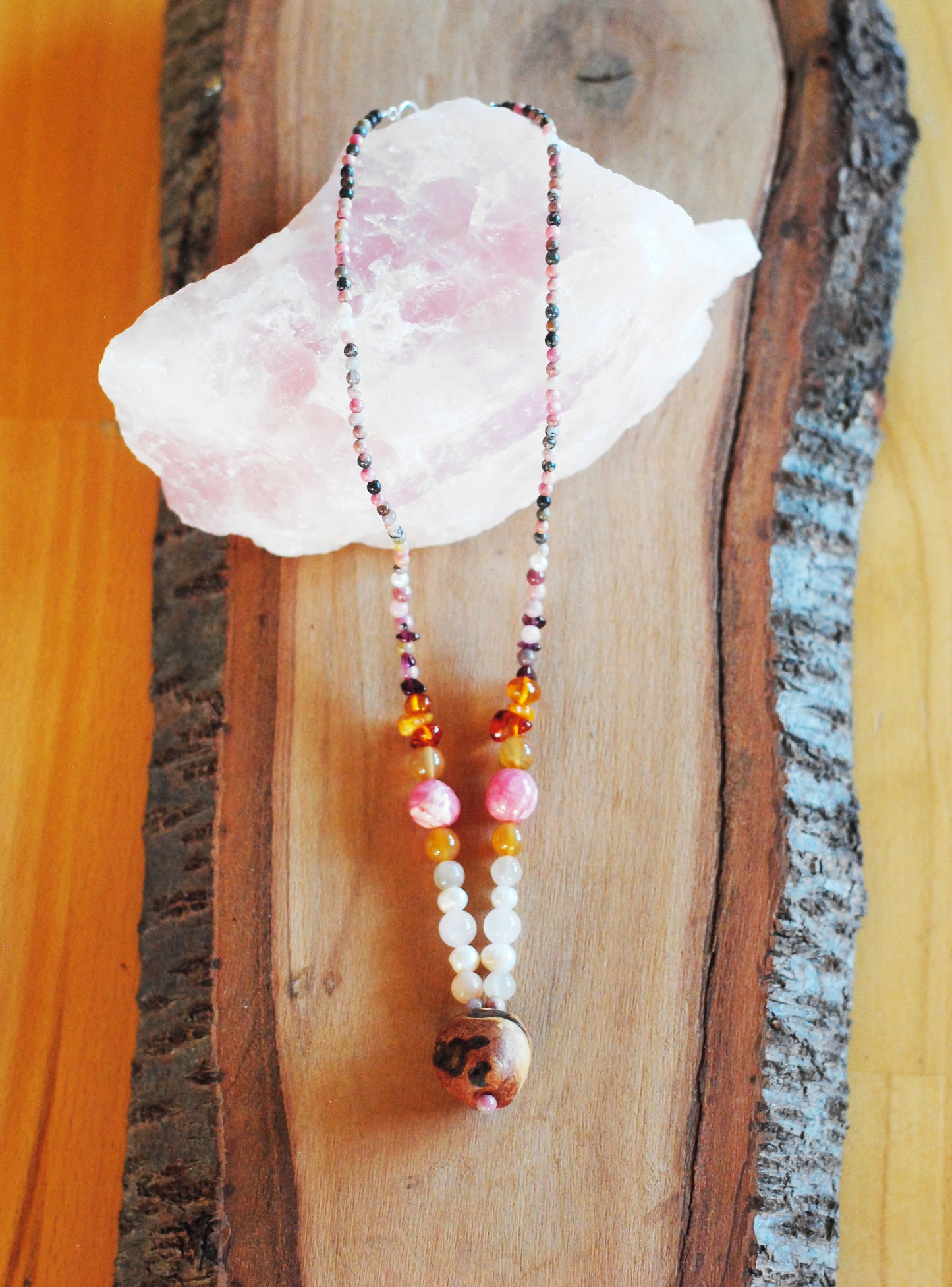 Weiblichkeit ✧ Baumperlen-Kette ✧ Rhodonit, Rhodochrosit, Rosenquarz, Mondstein u.w. ✧ Unikat