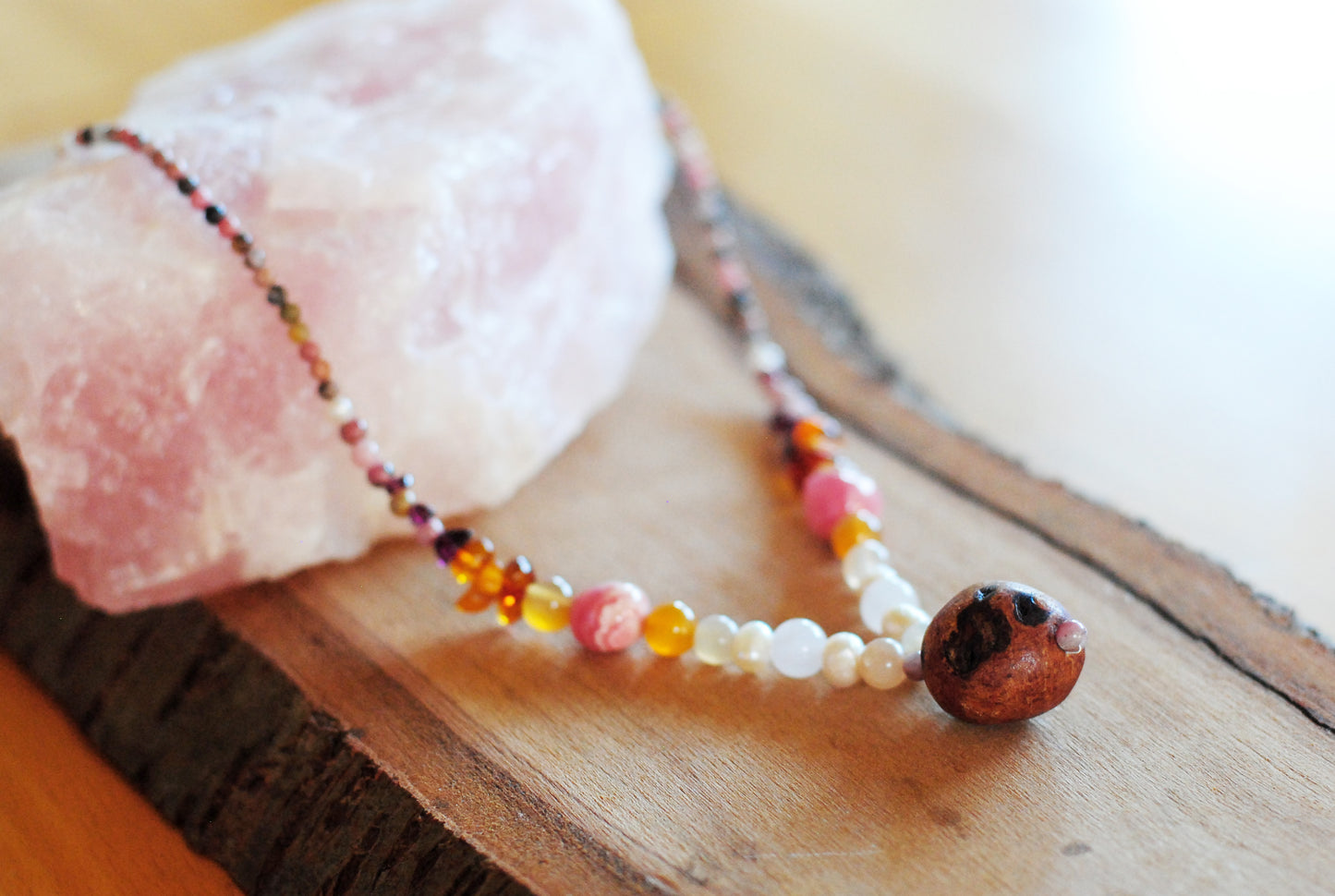 Weiblichkeit ✧ Baumperlen-Kette ✧ Rhodonit, Rhodochrosit, Rosenquarz, Mondstein u.w. ✧ Unikat